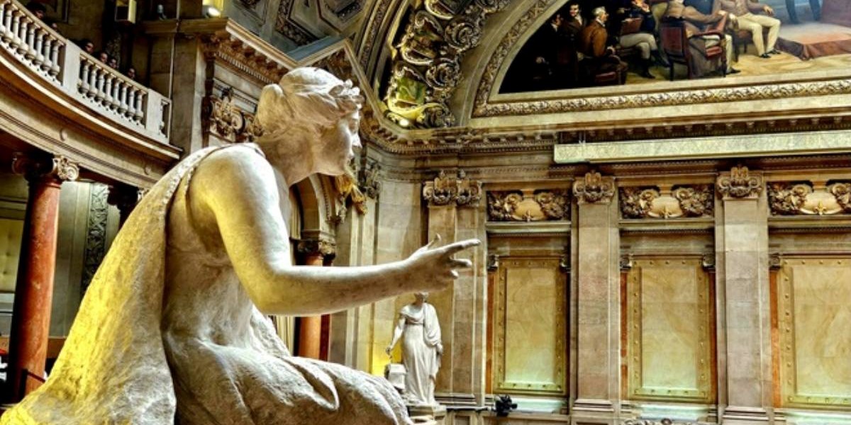 Estátua de mulher da sala do plenário da Assembleia da República