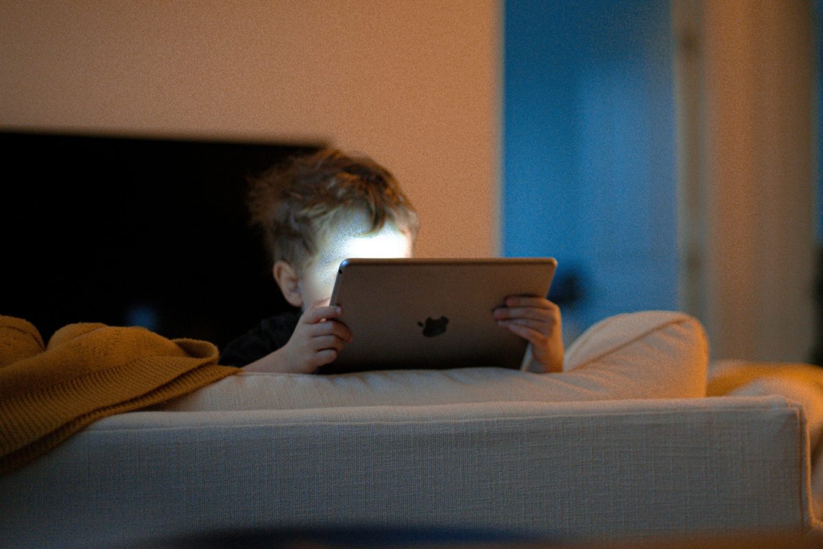 Criança sem supervisão parental a ver tablet